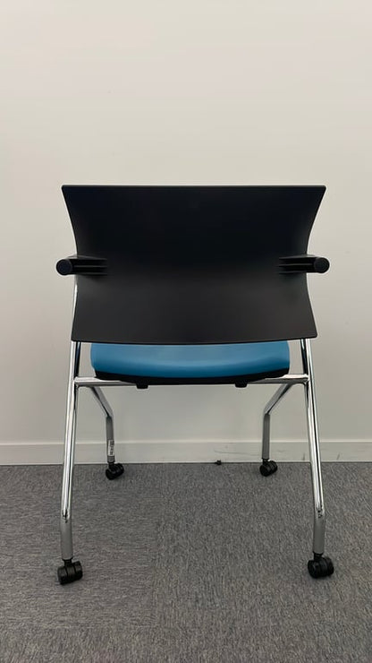 Chaise de réunion avec roulettes et accoudoirs