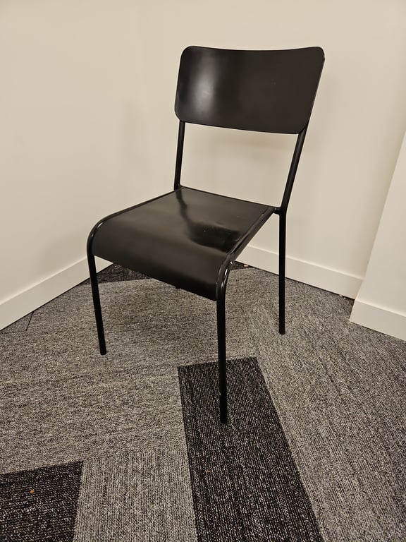 Chaise de réunion en métal noire
