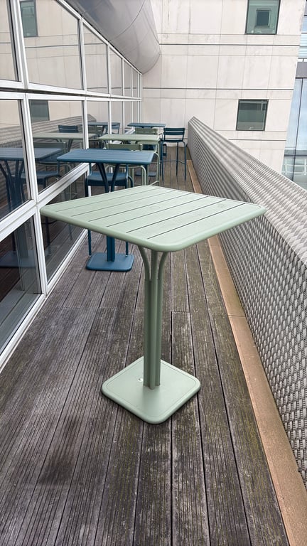 Table d'extérieur rectangulaire en métal Vista Blue