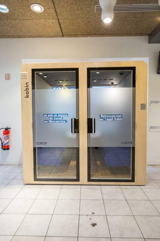 Cabine acoustique - Modèle Kabin livre service retrofitté
