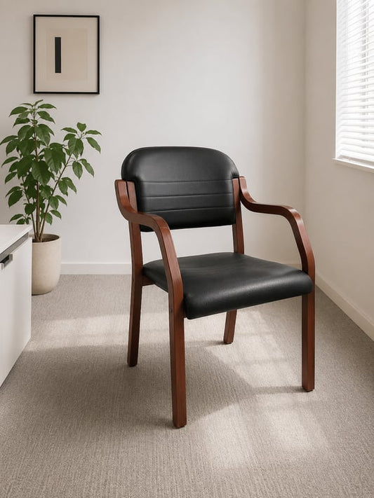 Chaise de réunion en cuir noir et bois de chêne