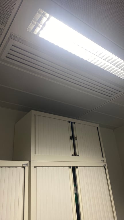 Armoire basse en métal et plastique