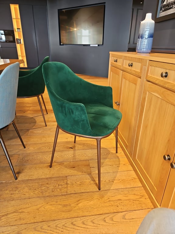Chaise de cafétéria en velours Salem avec pieds en métal