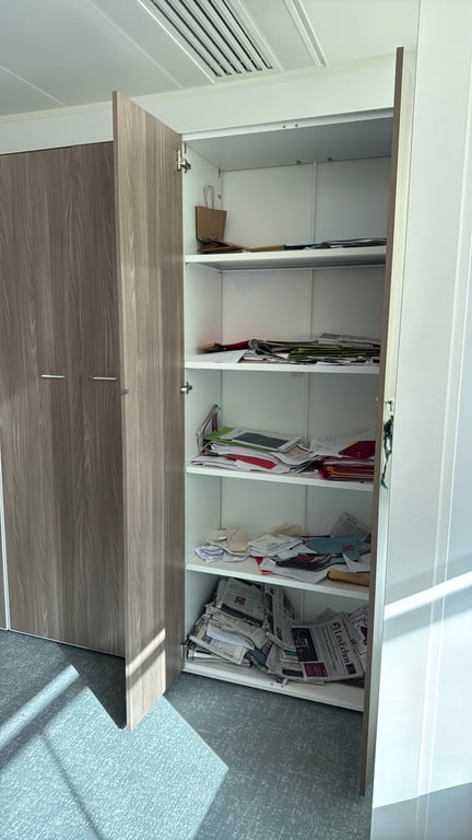 Armoire Haute en Métal et Bois
