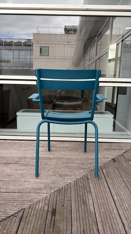 Chaise d'extérieur bleue en métal