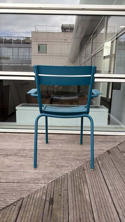 Chaise d'extérieur bleue en métal