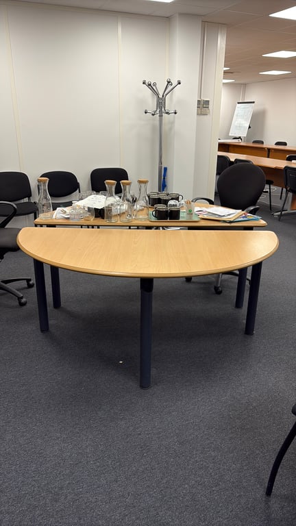 Table de réunion en demi-cercle - 3-4