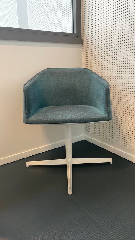 Chaise de réunion avec accoudoirs et piètement en étoile - face