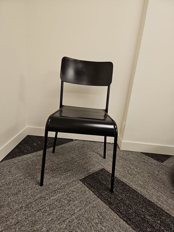 Chaise de réunion en métal noire