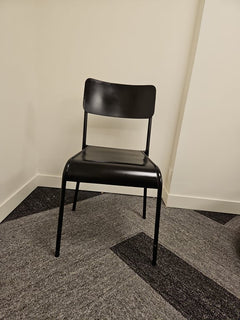 Chaise de réunion en métal noire