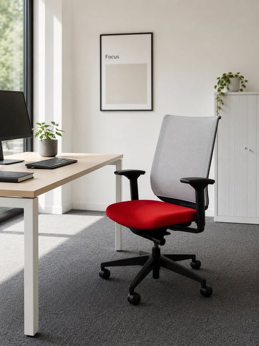 Fauteuil de bureau avec dossier en résille, accoudoirs réglables et piètement étoile