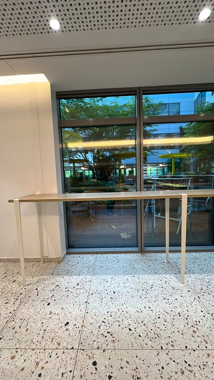 Table haute rectangulaire avec pieds Tiptoe - face
