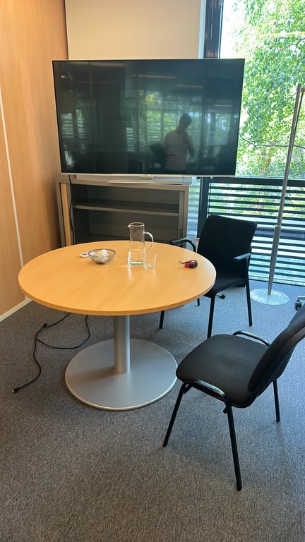 Table de réunion ronde 109x109 en chêne clair - face