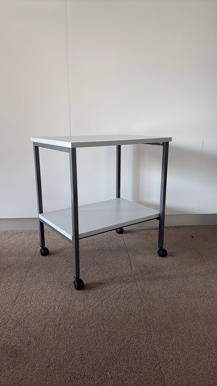 Table polyvalente rectangulaire avec roulettes