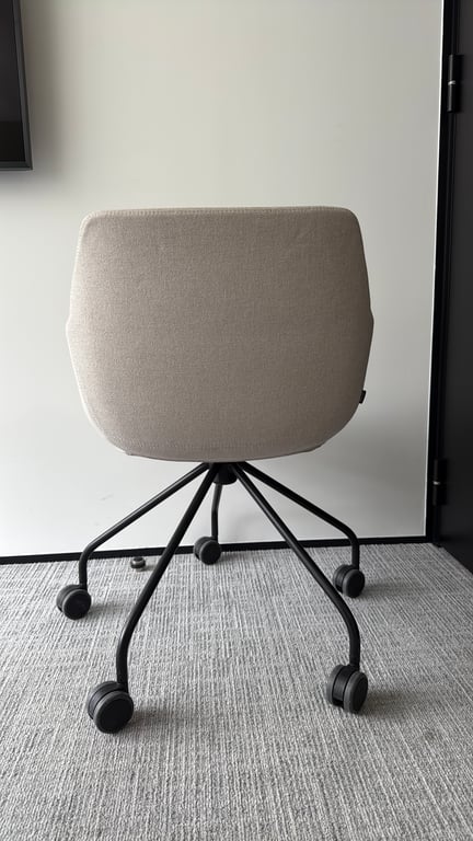 Chaise de réunion en coque avec roulettes