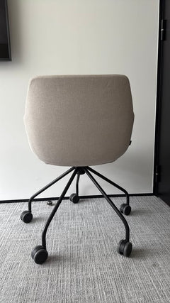 Chaise de réunion en coque avec roulettes