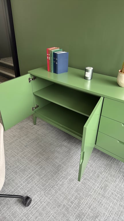 Armoire basse en mélaminé avec portes battantes