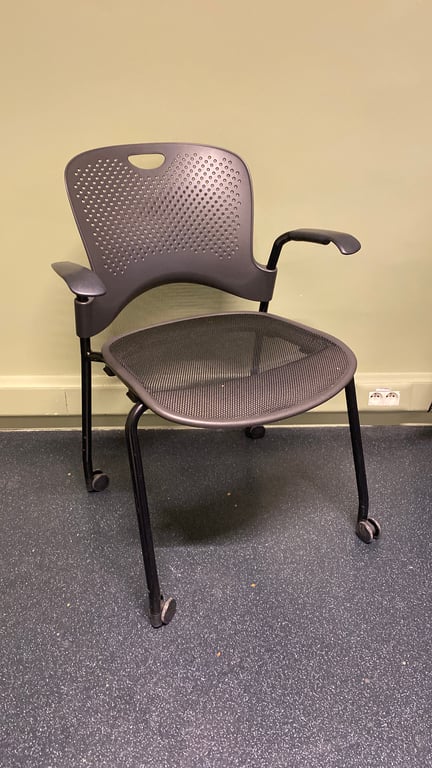 Chaise de réunion en résille avec accoudoirs et roulettes