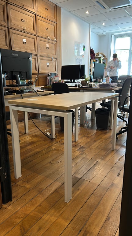 Bureau droit 120x60 clair avec obturateur et goulotte - 3-4