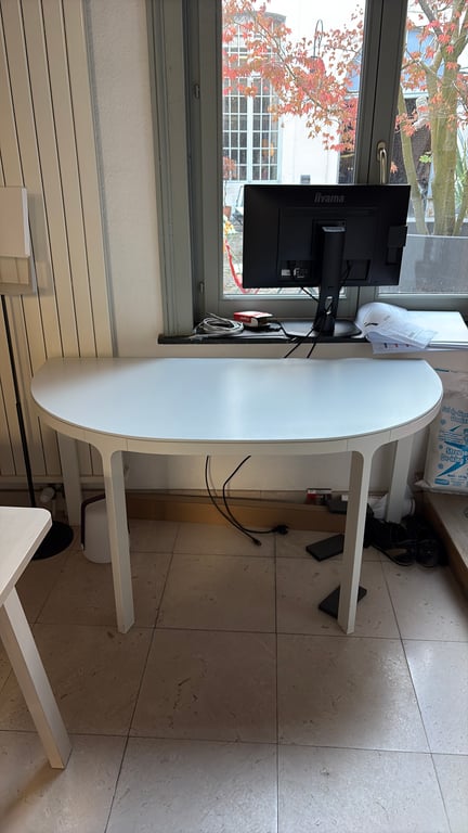 Bureau droit en mélaminé et métal blanc - 3-4
