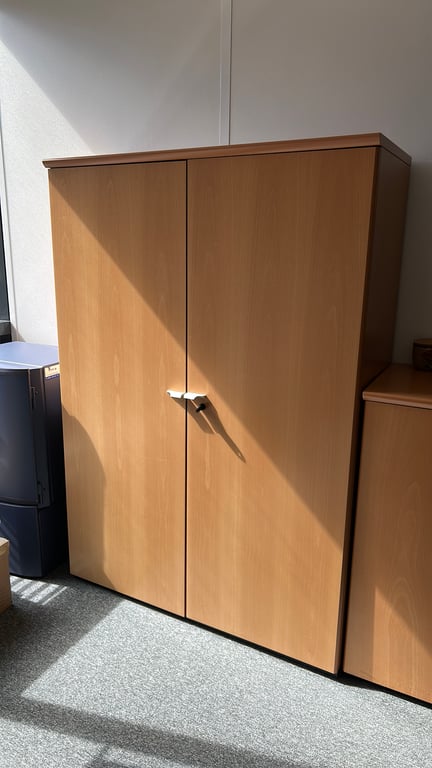 Armoire haute 172cm bois massif à clé - face