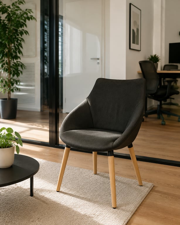 Fauteuil noir en tissu et bois