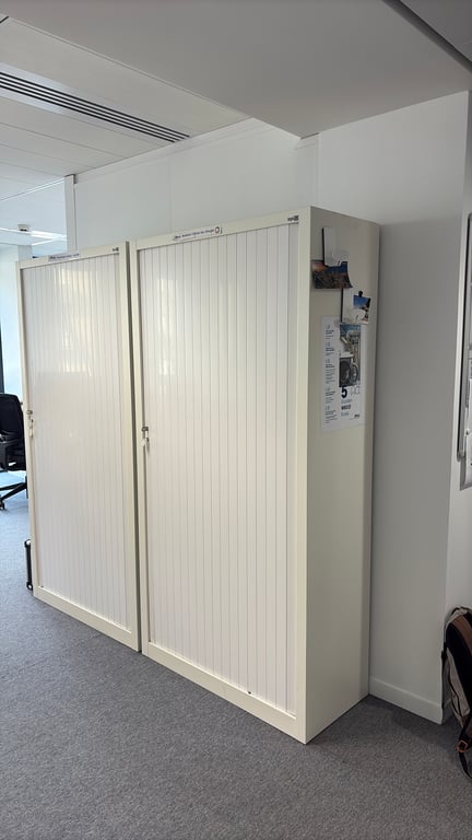 Armoire basse avec portes rideaux