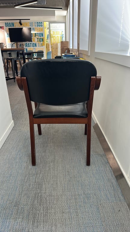 Chaise de réunion en cuir noir et bois de chêne - arriere