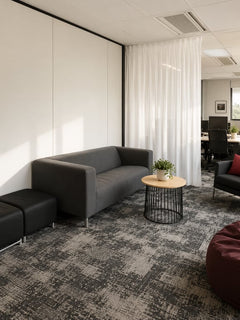 Canapé rectangulaire en tissu gris avec accoudoirs