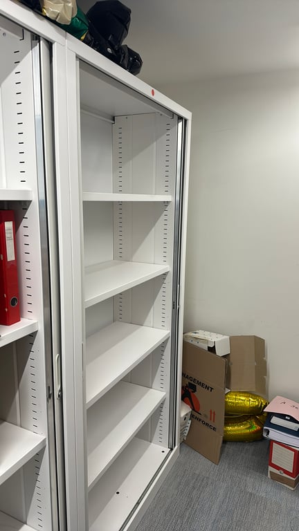 Bibliothèque en métal avec portes coulissantes - face