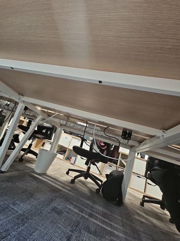 Bureau multiposte en bois mélaminé avec pieds métalliques