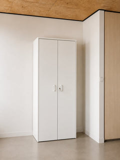 Armoire blanche à portes battantes avec clé