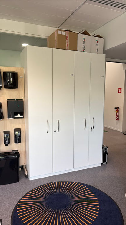 Armoire basse en mélaminé avec portes battantes