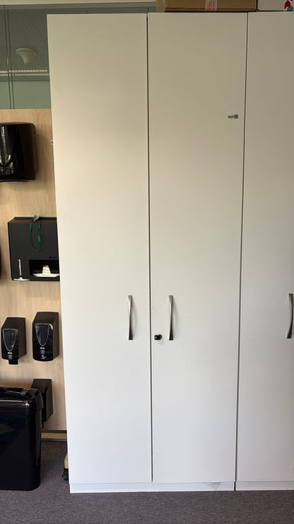 Armoire basse en mélaminé avec portes battantes