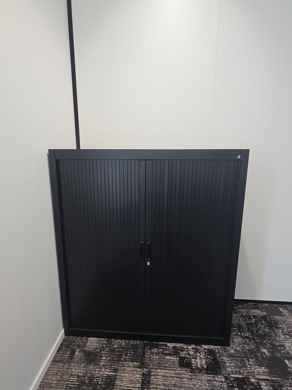 Armoire basse à rideaux 120 cm noir - face