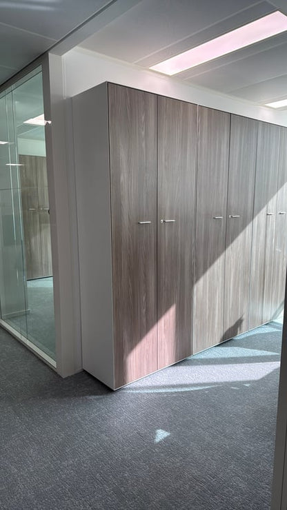 Armoire Haute en Métal et Bois