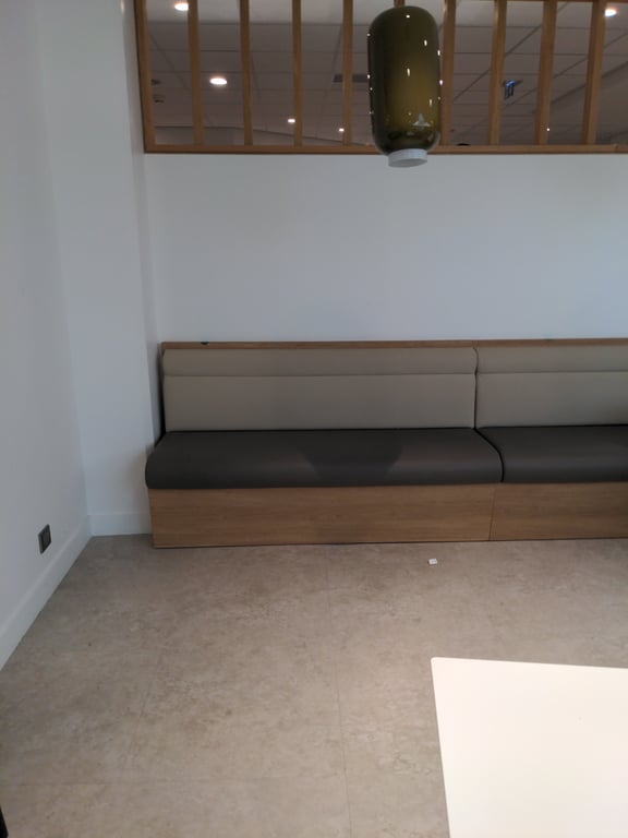 Banquette en cuir et bois clair - face