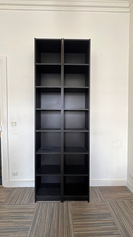 Bibliothèque en bois contreplaqué