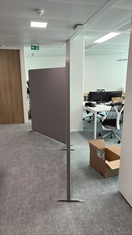 Cloison avec tissu gris clair