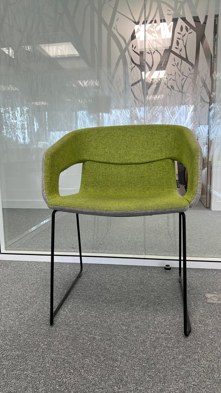 Chaise de réunion Narbutas avec accoudoirs - face