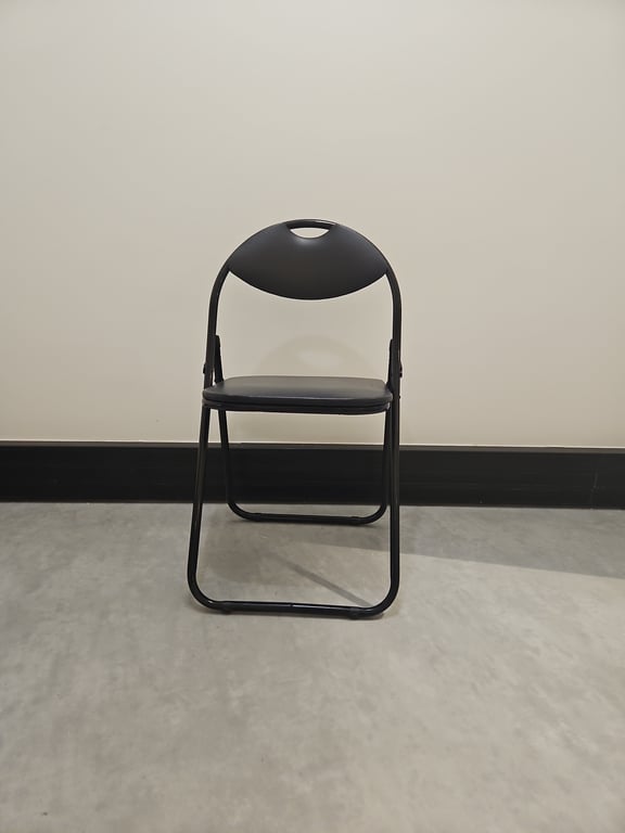 Chaise de réunion noire en simili-cuir avec piètement luge