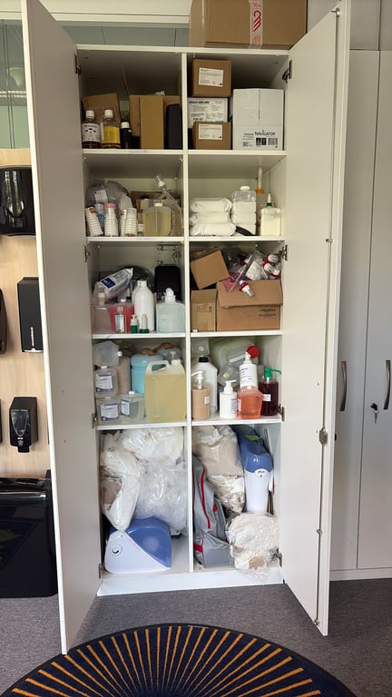 Armoire basse en mélaminé avec portes battantes