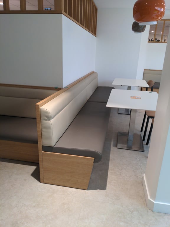 Banquette en cuir et bois clair - ambiance