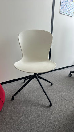 Chaise de réunion avec dossier plein et piètement étoile - face
