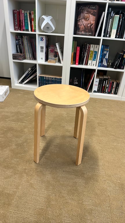 Tabouret IKEA Frosta en bois mélaminé - face