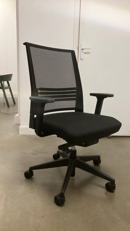 Fauteuil de bureau noir avec roulettes et dossier résille