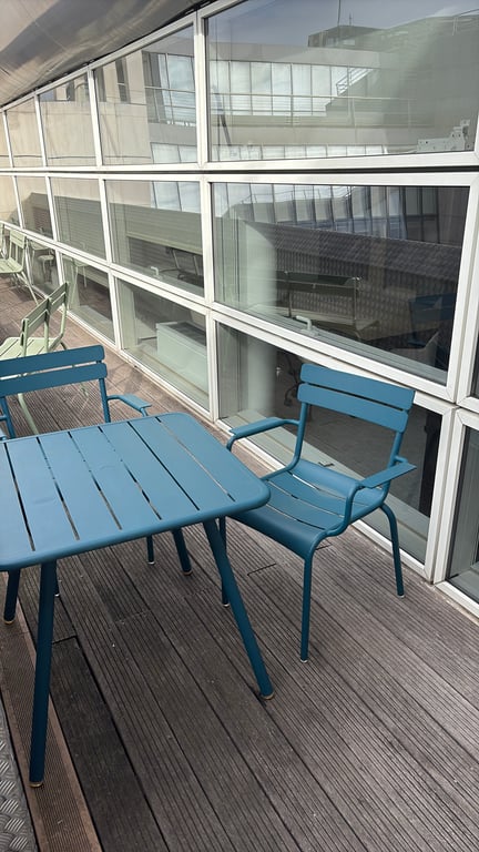 Chaise d'extérieur bleue en métal