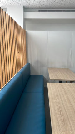 Banc en cuir bleu avec pieds métalliques