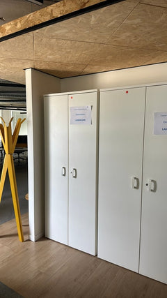 Bibliothèque en bois blanc avec portes battantes - 3-4