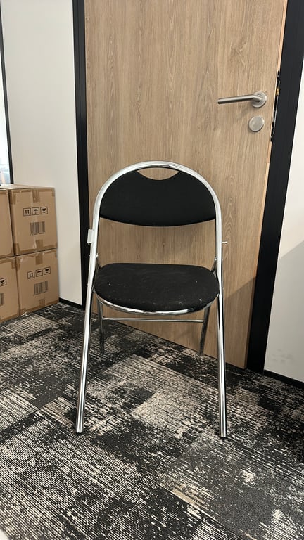 Chaise de réunion pliante noire - face